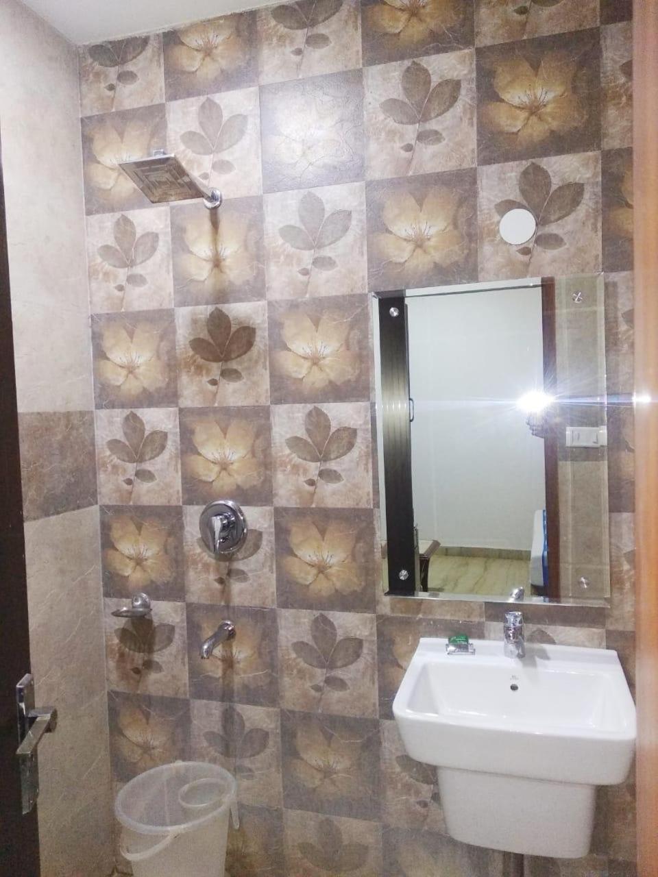 Hotel Spb 87 Near Karol Bagh Metro Station Delhi エクステリア 写真